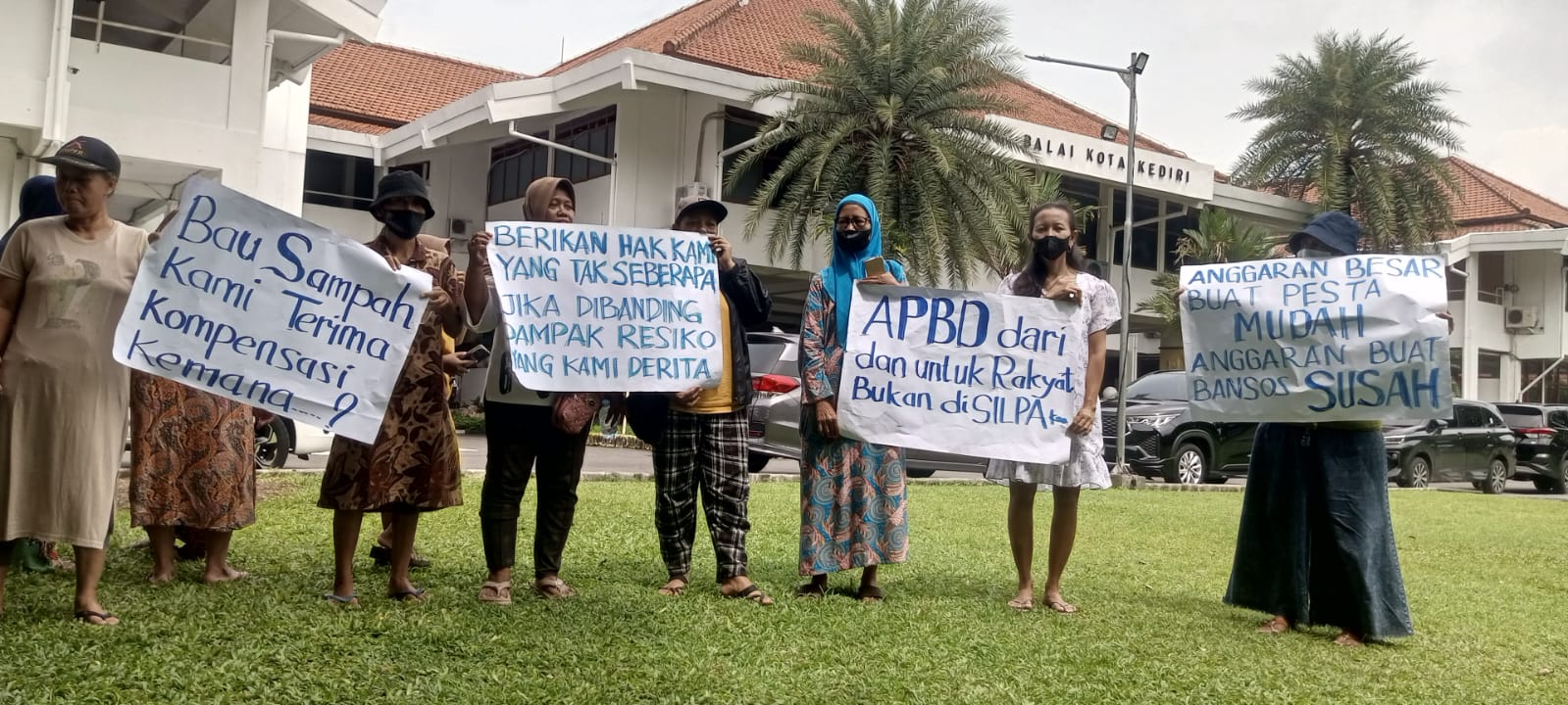 Bentangkan Poster Depan Balai Kota Kediri, Emak-Emak Berdaster Tagih Kekurangan Kompensasi Dampak TPA Klotok