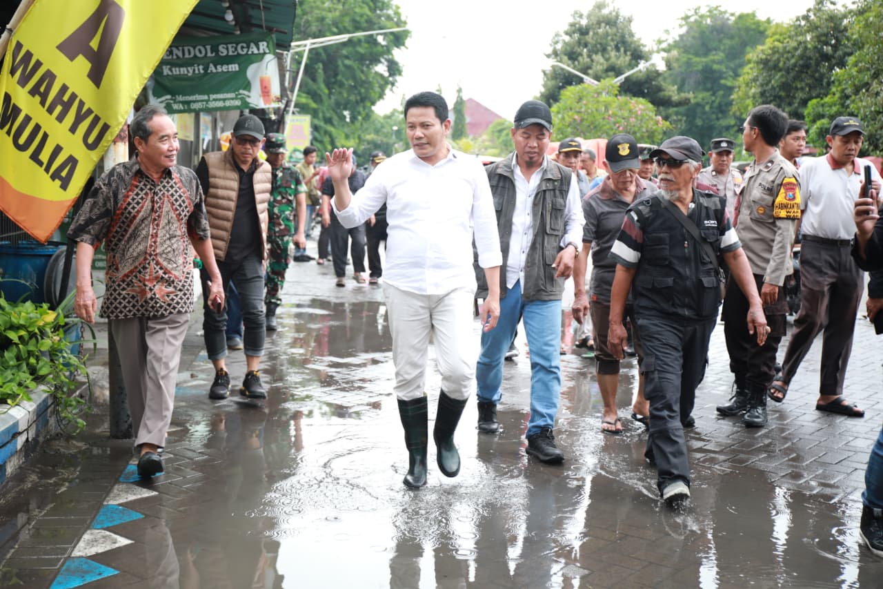 Sidak Wisma Tropodo Waru, Bupati Temukan Pompa Usang dan Saluran Tertutup Lapak PKL