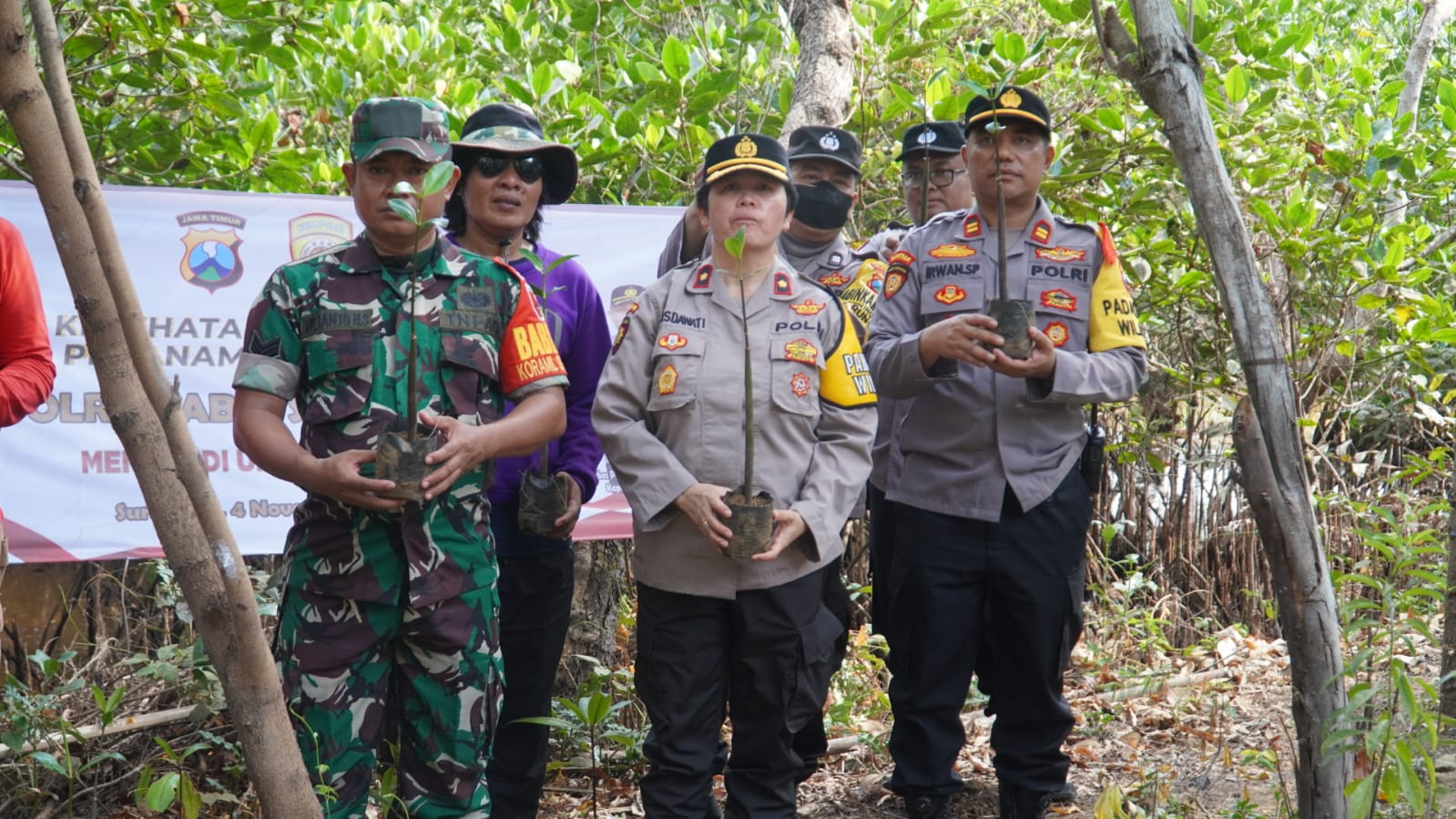 SDM Polrestabes Surabaya Tanam Ratusan Pohon Mangrove