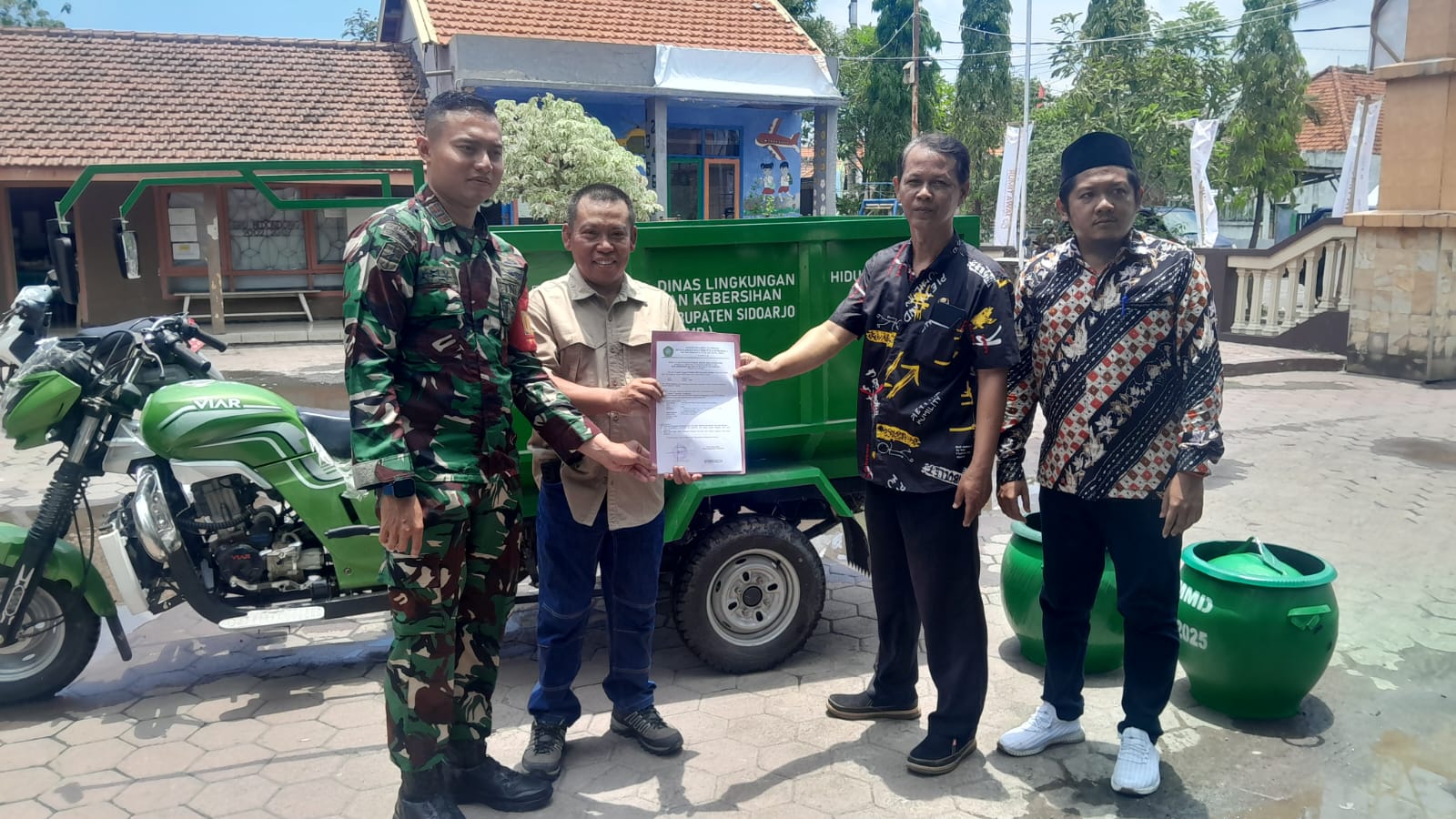 DLHK Sidoarjo Dukung TMMD ke-126, Serahkan Kendaraan Roda Tiga dan Tempat Sampah untuk Desa Kedondong