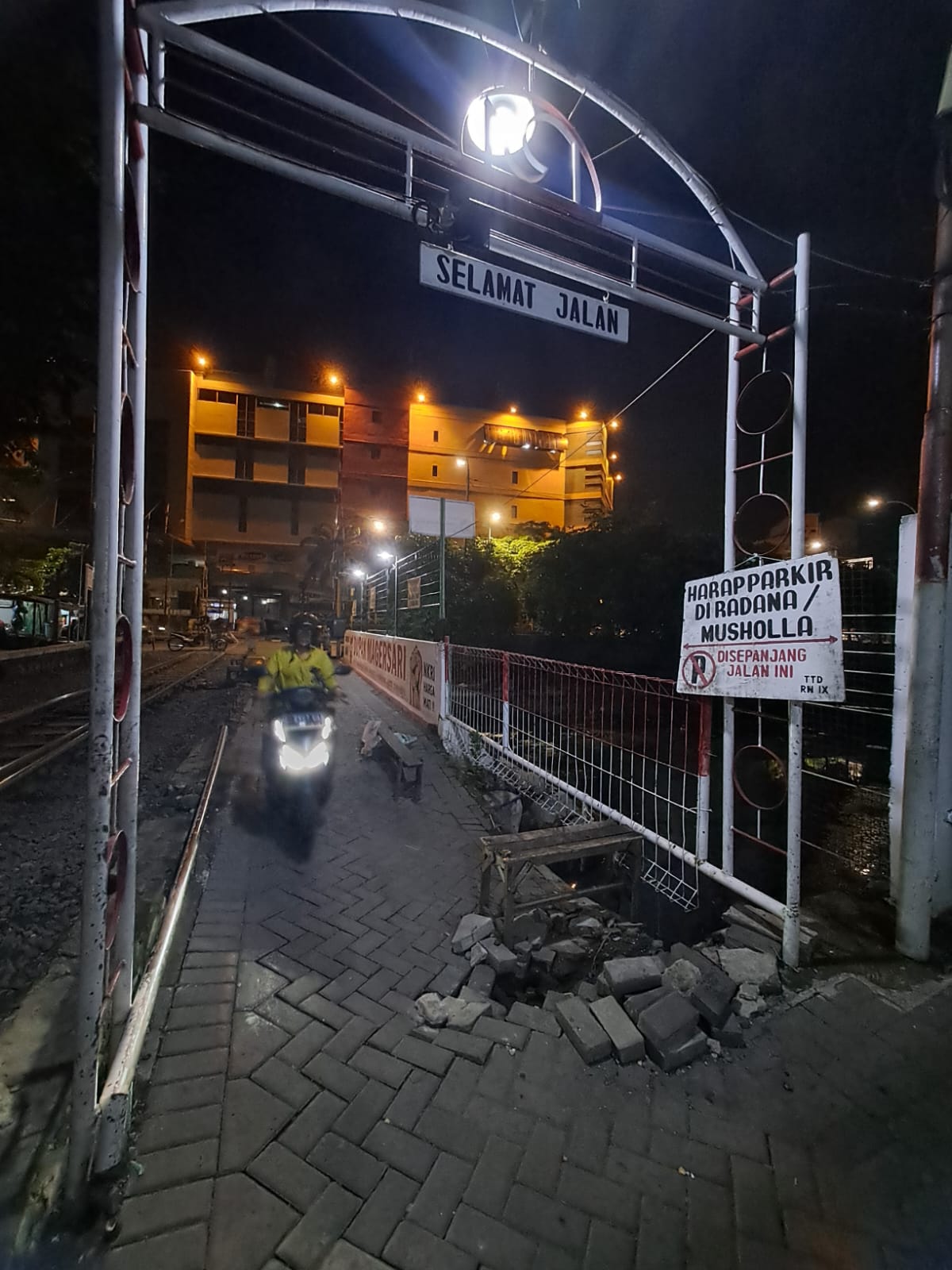 Jembatan Dupak Magersari Ambles, Warga Keluhkan Lambatnya Perbaikan