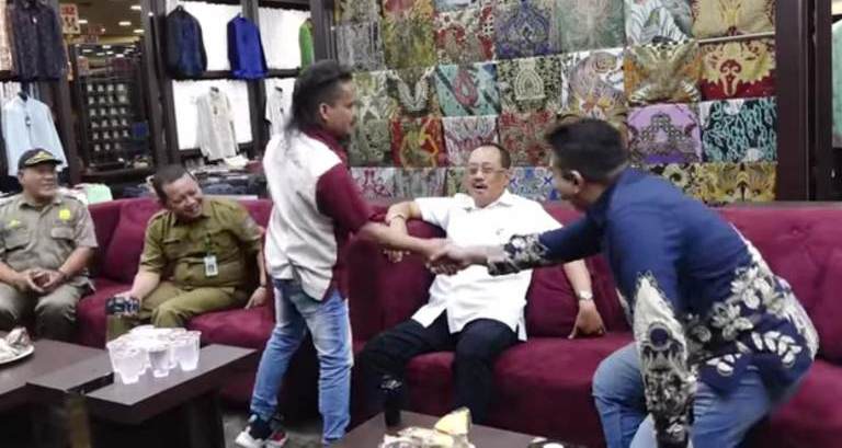 Karyawan D'Fashion Textile & Tailor Surabaya Akhirnya Dapat Izin Salat Jumat Usai Disidak Cak Ji