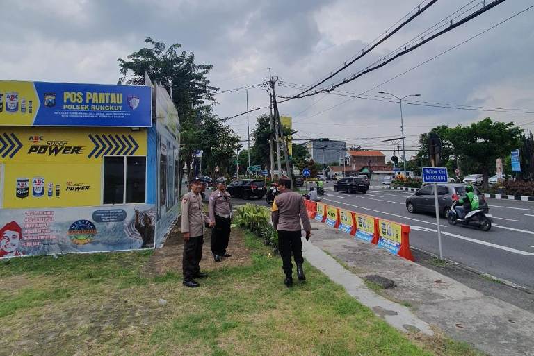 Polsek Rungkut Pantau Arus Lalu Lintas di Simpang Empat Rungkut Madya Surabaya