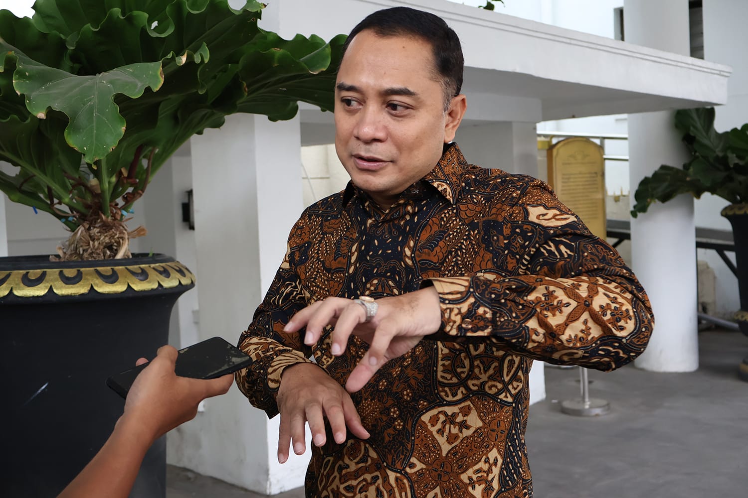 Ini Dia Tanggapan Wali Kota Surabaya Eri Cahyadi Terkait Penjual Rujak Cingur yang Menggugatnya