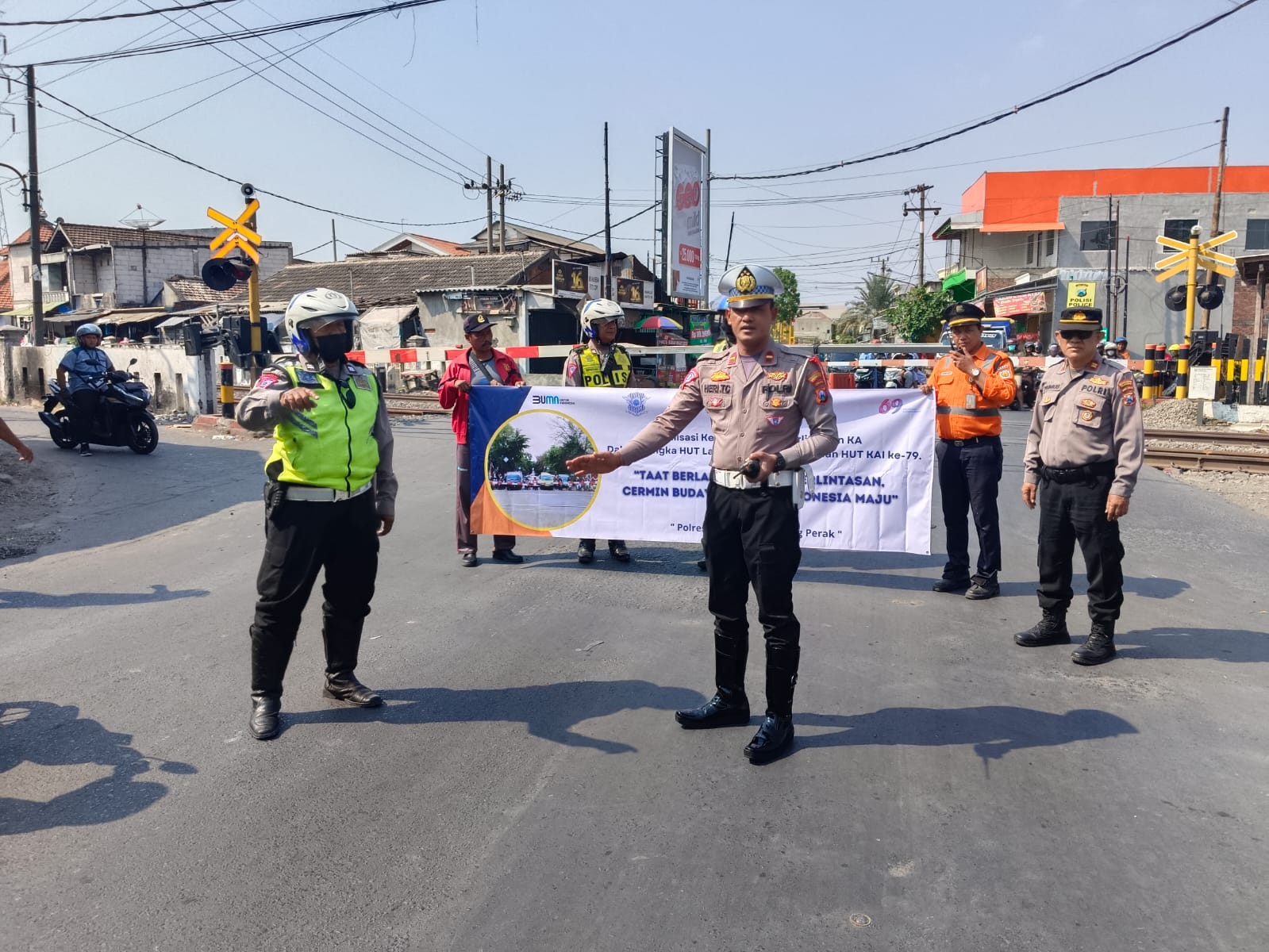 Satlantas Polres Pelabuhan Tanjung Perak dan PT KAI Gencar Sosialisasi Keselamatan di Perlintasan Sebidang