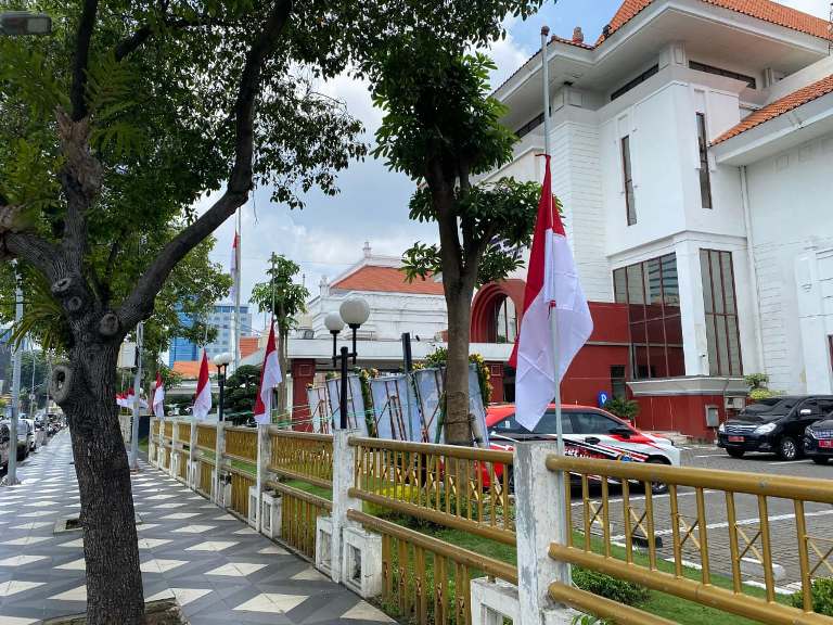 Ketua DPRD Surabaya Adi Sutarwijono Wafat, Bendera Setengah Tiang di Gedung Dewan