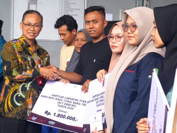 Pemkab Bojonegoro Salurkan BLT DBHCHT di Kecamatan Padangan