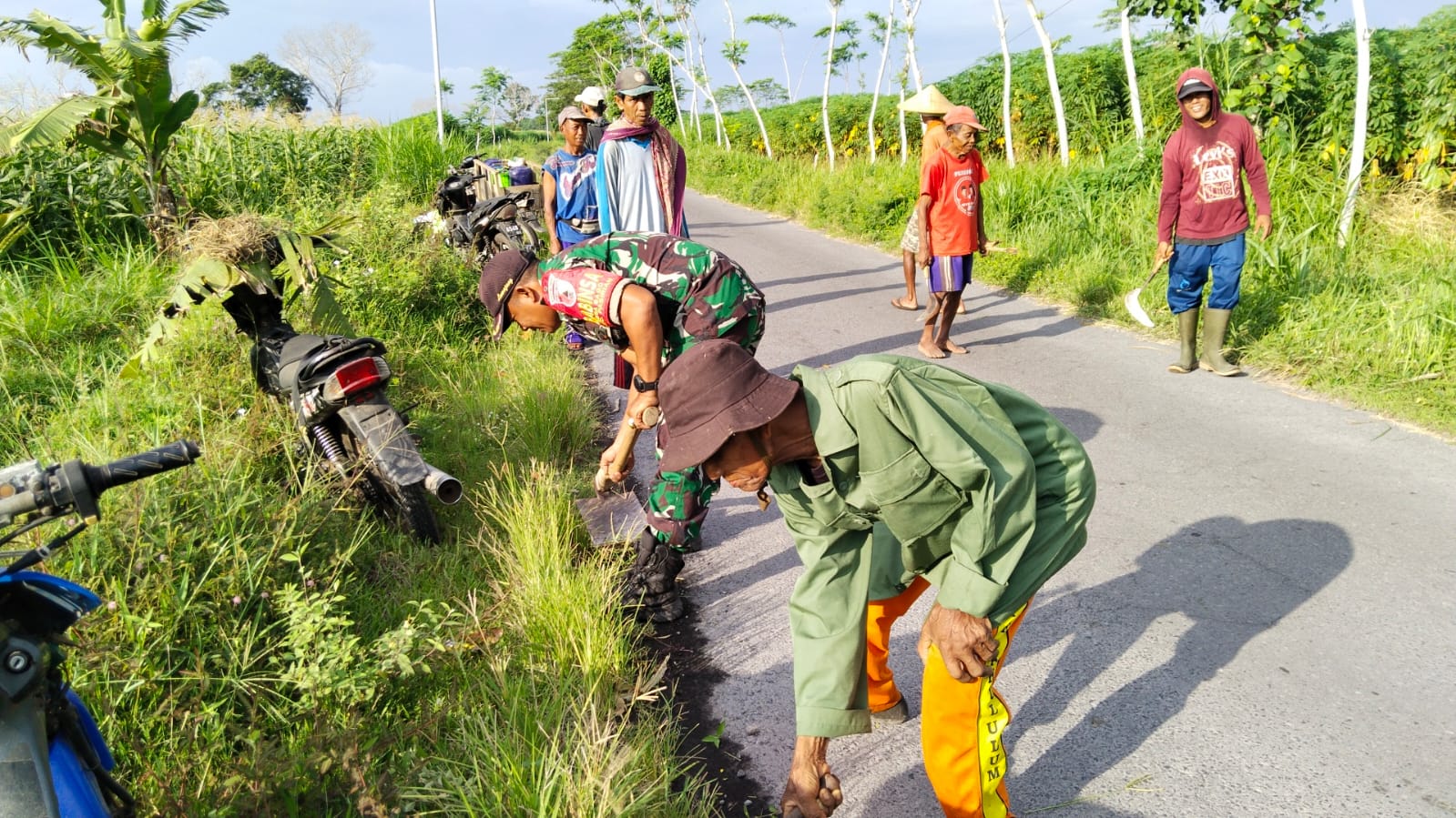 Manunggal Bersama Warga, Babinsa Bago Kerja Bakti Bersihkan Jalan