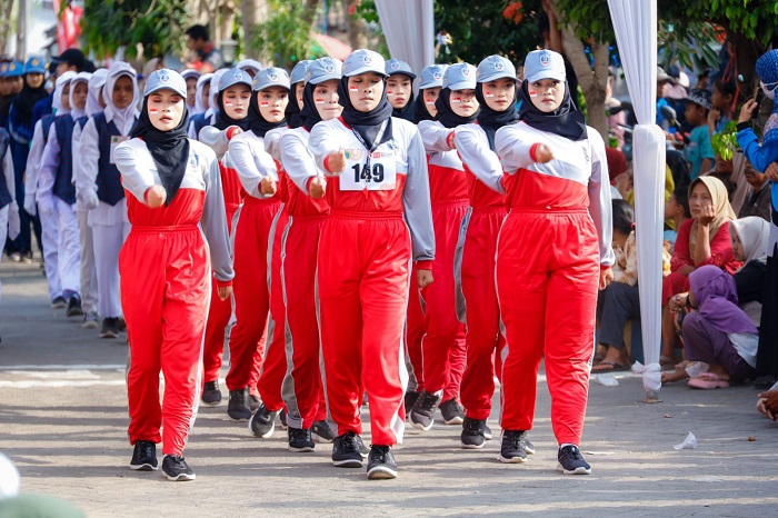 Ratusan Warga Ikuti Gerak Jalan Wadeng-Sidayu, Meriahkan HUT Ke-80 RI 