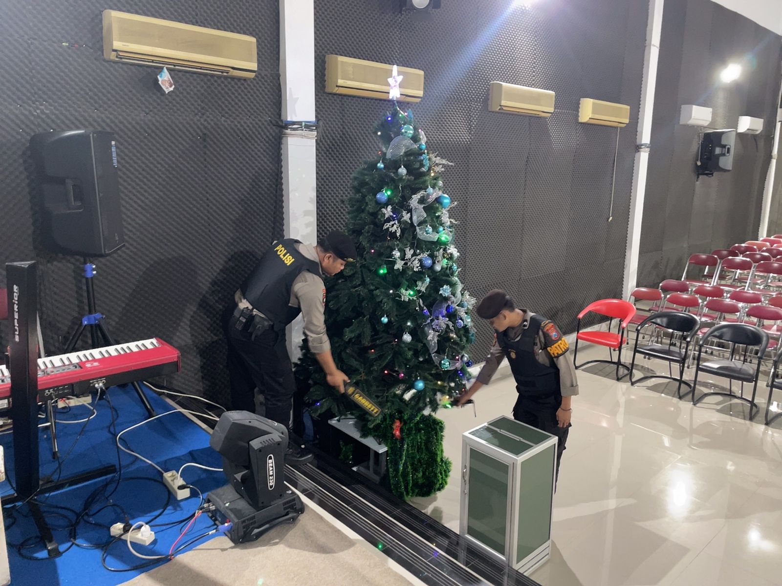 Sat Samapta Polres Ngawi Sterilisasi Gereja, Jamin Keamanan Ibadah Umat Nasrani