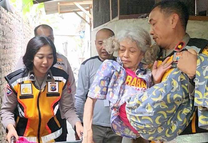 Gendong hingga Antar ke TPS, Polrestabes Surabaya Bantu Lansia dan Disabilitas Gunakan Hak Pilih Pilkada 2024