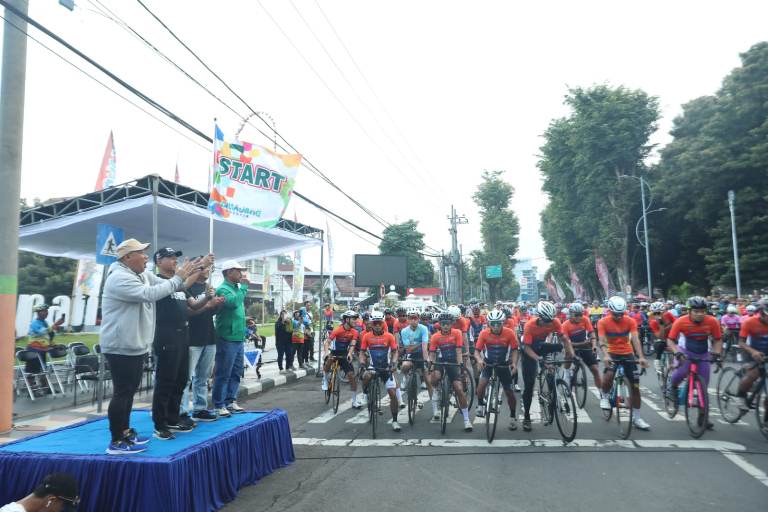 Ratusan Peserta Ramaikan Balap Sepeda Tour Semeru III di Lumajang