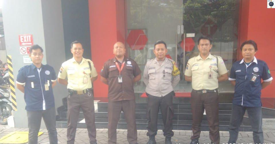 Bhabinkamtibmas Putat Gede Tingkatkan Kewaspadaan di Gedung Telkomsel HR Muhammad Surabaya