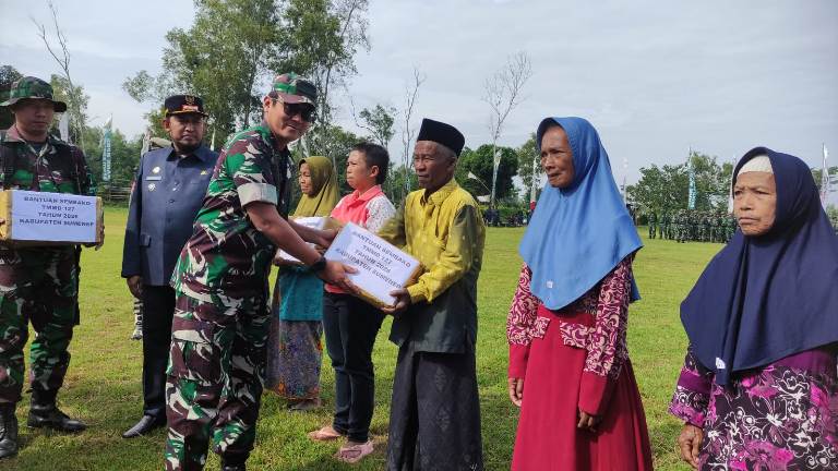 Dansatgas TMMD Ke-127 Kodim 0827/Sumenep Salurkan Bansos dan Santunan Anak Yatim