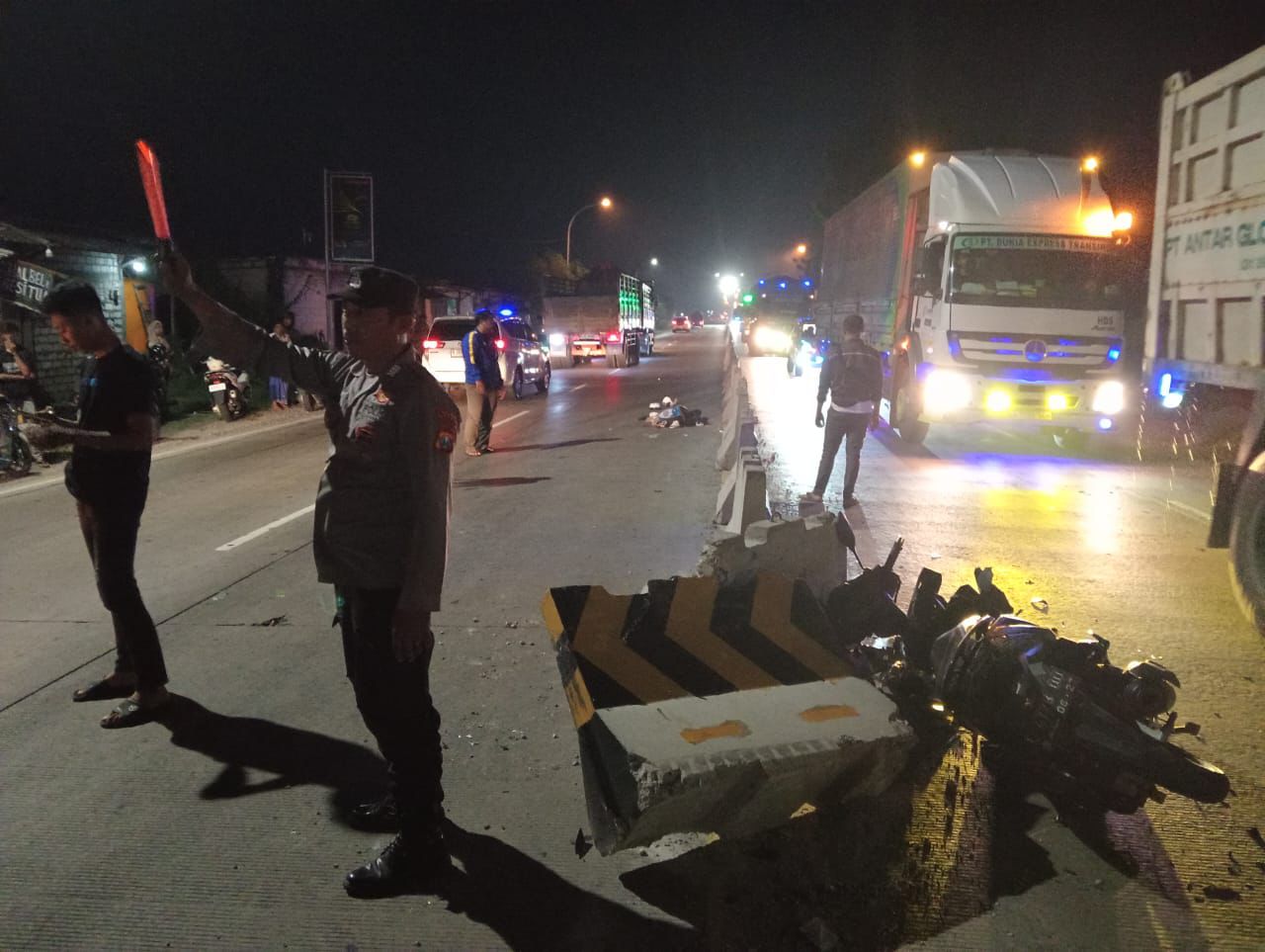Tabrak Pembatas Jalan di Duduksampeyan, Pengendara Motor Tewas Terseret Truk