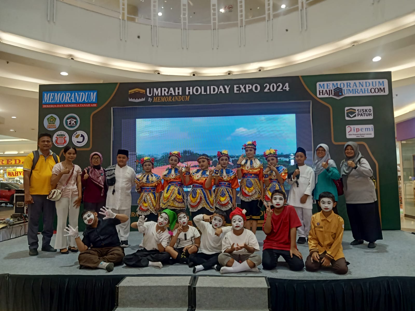 Tarian dan Pantomim Siswa SD Hang Tuah 8 Surabaya Pukau Pengunjung Memorandum Umrah Holiday Expo 2024