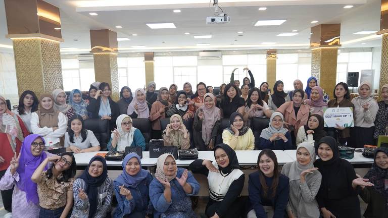 TPS Surabaya Gelar Cantiknya Kartini TPS, Perkuat Peran Perempuan Profesional