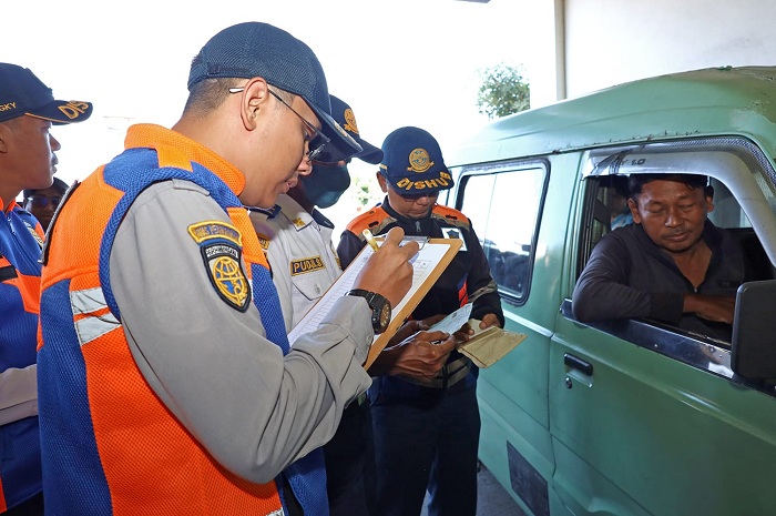Dishub Surabaya Gembok 11  Angkot di Terminal Joyoboyo Akibat Langgar Aturan Administrasi