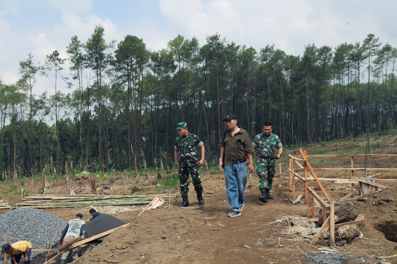 Tim Kemhan RI Tinjau Progres Pembangunan Yonif TP di Burno, Dinilai Jadi Lokasi Terbaik di Jawa Timur
