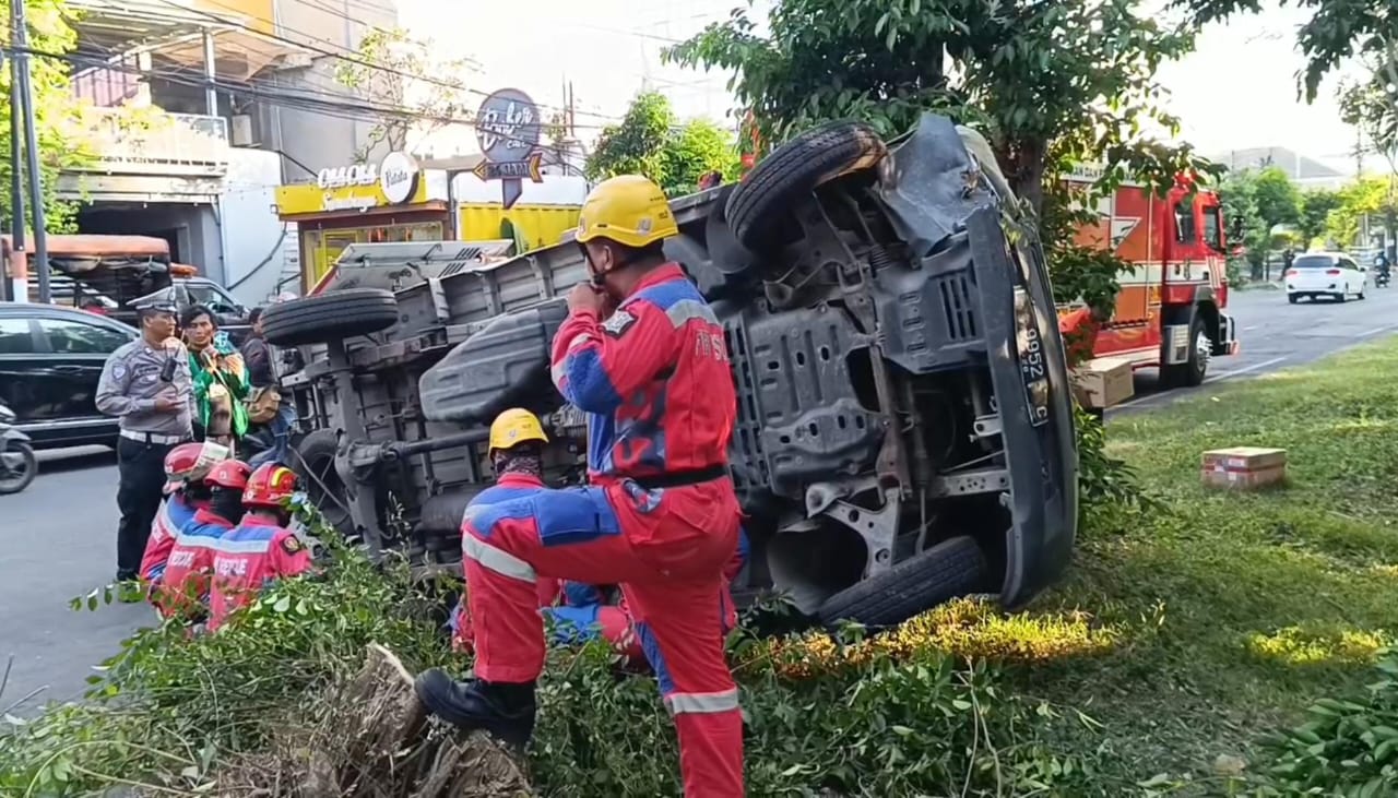 Pedal Gas Nyangkut, Mobil Boks Muat Oli dan Sparepart Terguling di Jalan Jemursari