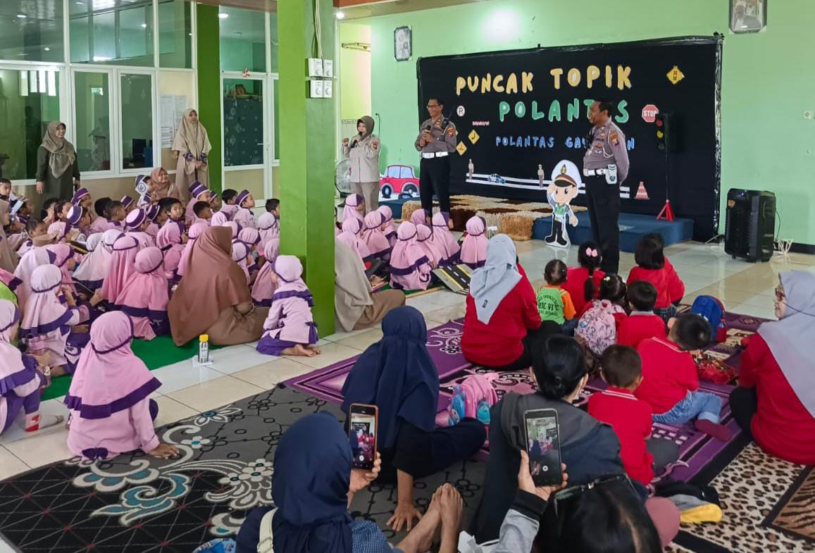 Polsek Gayungan Perkenalkan Rambu Lalu Lintas Sejak Dini
