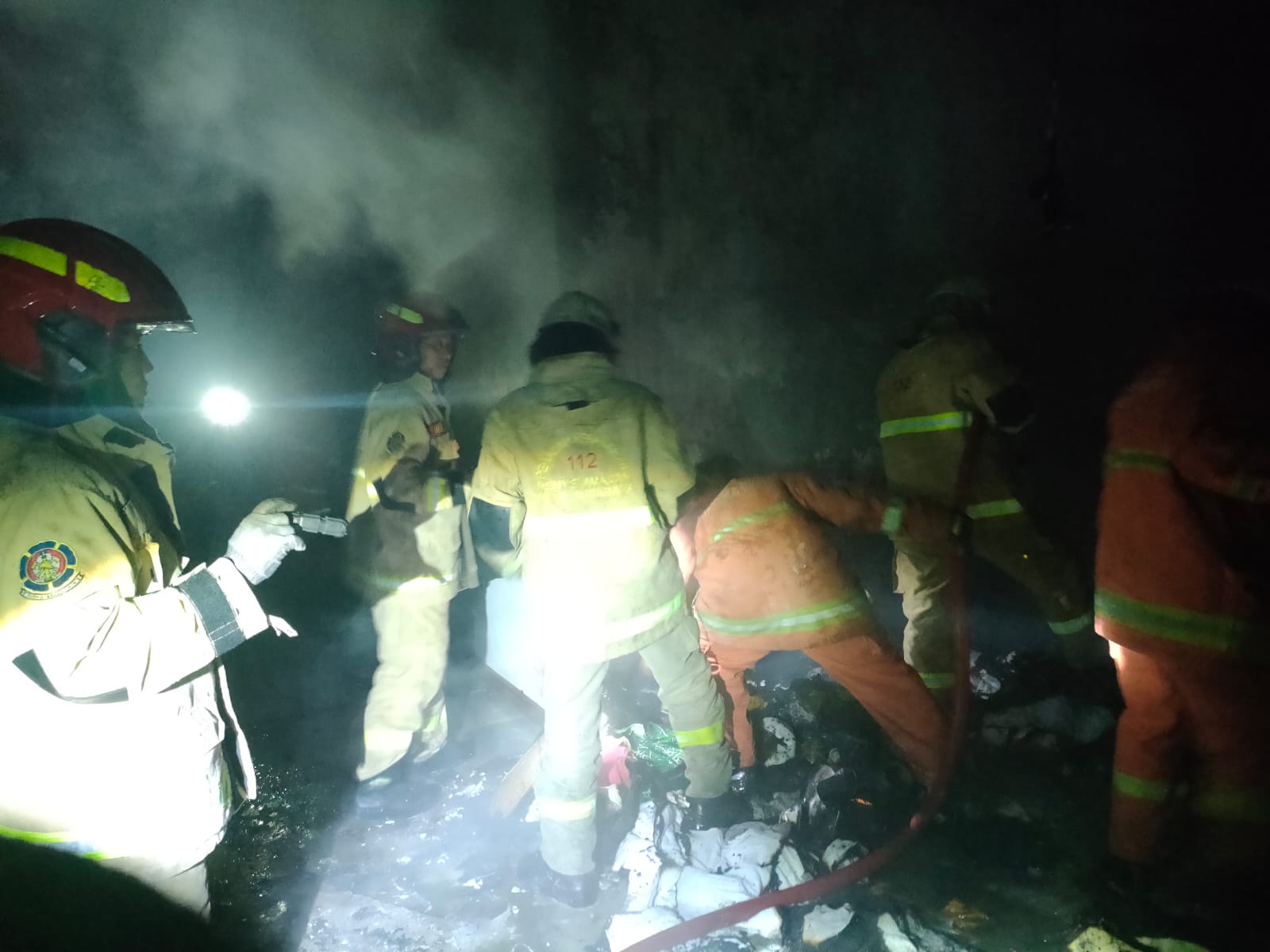 Rumah Dua Lantai Bratang Gede Dilalap Si Jago Merah, Diduga Korlseting Listrik