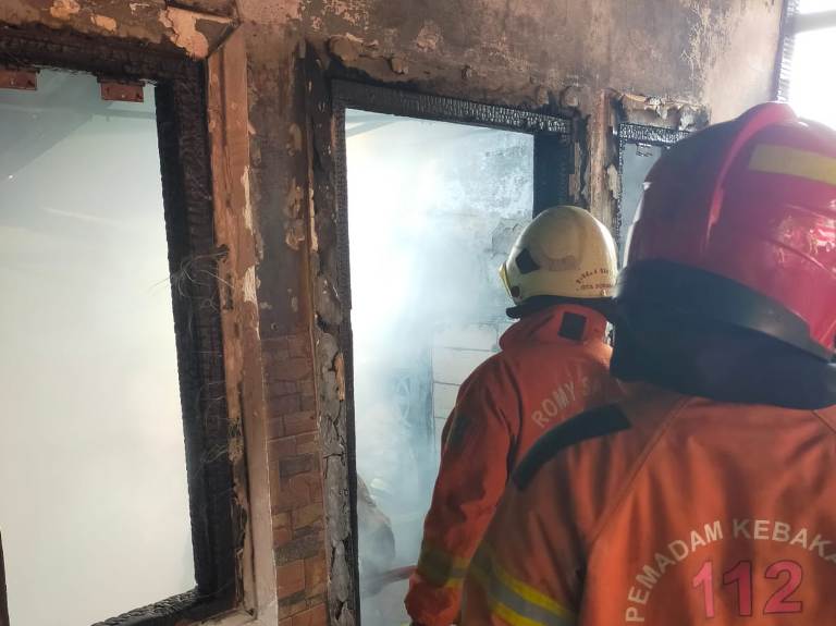 Korsleting, Rumah di Wonosari Besar Surabaya Kebakaran, Satu Anak Alami Luka Bakar