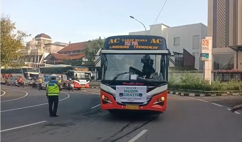 Polsek Gayungan Kawal Pemberangkatan Mudik Gratis PWNU Jatim 2026: Arus Lalin Lancar, Pemudik Aman