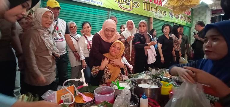 Sapa Pengunjung Pasar Atom, Khofifah Puji Food Court