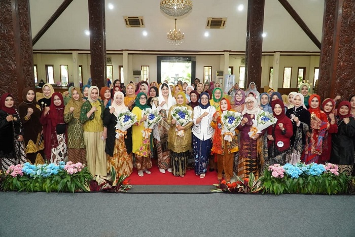 Iwapi Lamongan Gaungkan Semangat Perempuan Mandiri Lewat Kebaya dan UMKM