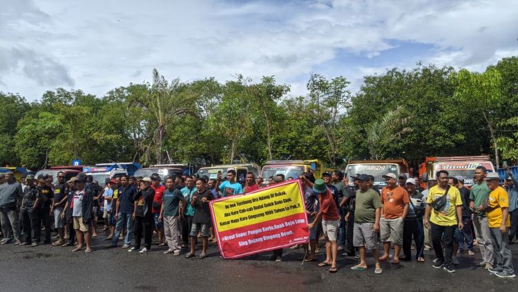 Ratusan Sopir Truk Lurug DPRD Ponorogo Tuntut Pembukaan Tambang