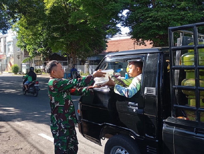Jumat Berkah Koramil 0821-01 Lumajang Sasar Pengguna Jalan