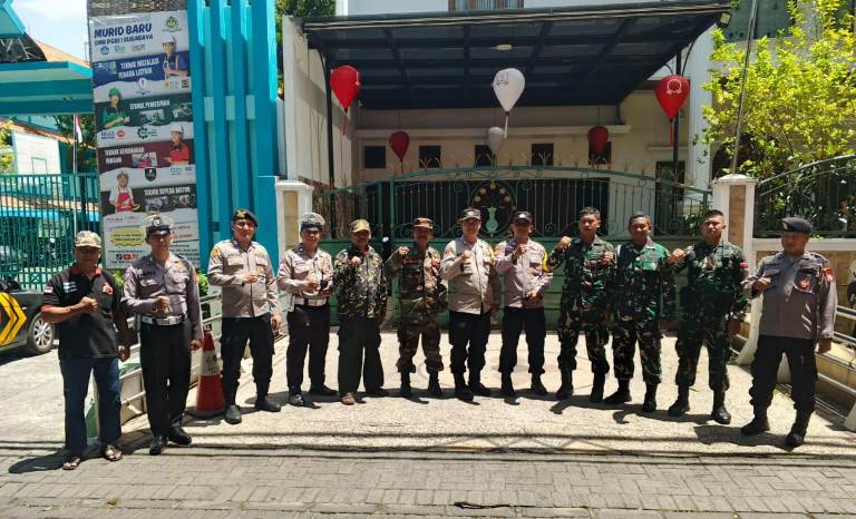 Polsek Wonocolo Gelar Patroli Dialogis di Kediaman Gubernur Jatim, Antisipasi Aksi Massa