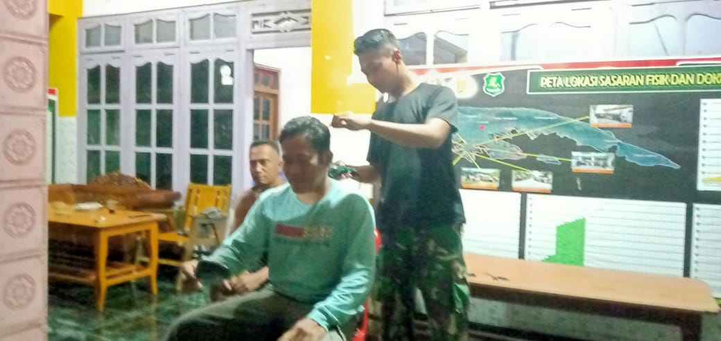 Anggota Satgas TMMD ke 121 Gunakan Keterampilan Mencukur Rambut Warga