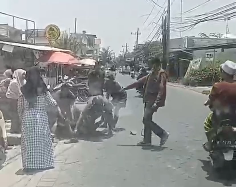 Viral, Pria Diduga Penagih Hutang Dikeroyok Nasabah di Manyar Gresik