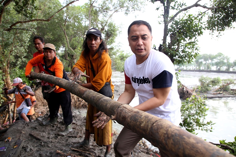 Atasi Banjir Rob, Pemkot Surabaya Gotong Royong Perbaiki Tanggul Greges Timur