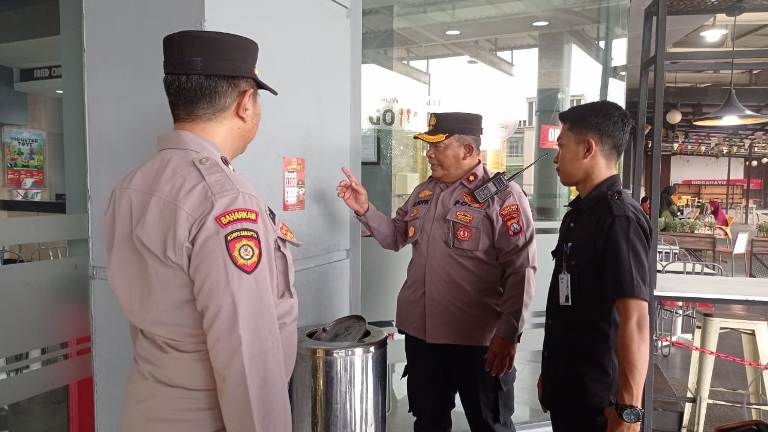 Kapolsek Simokerto Gencarkan Patroli Presisi dan Sosialisasi Call Center 110 di Surabaya