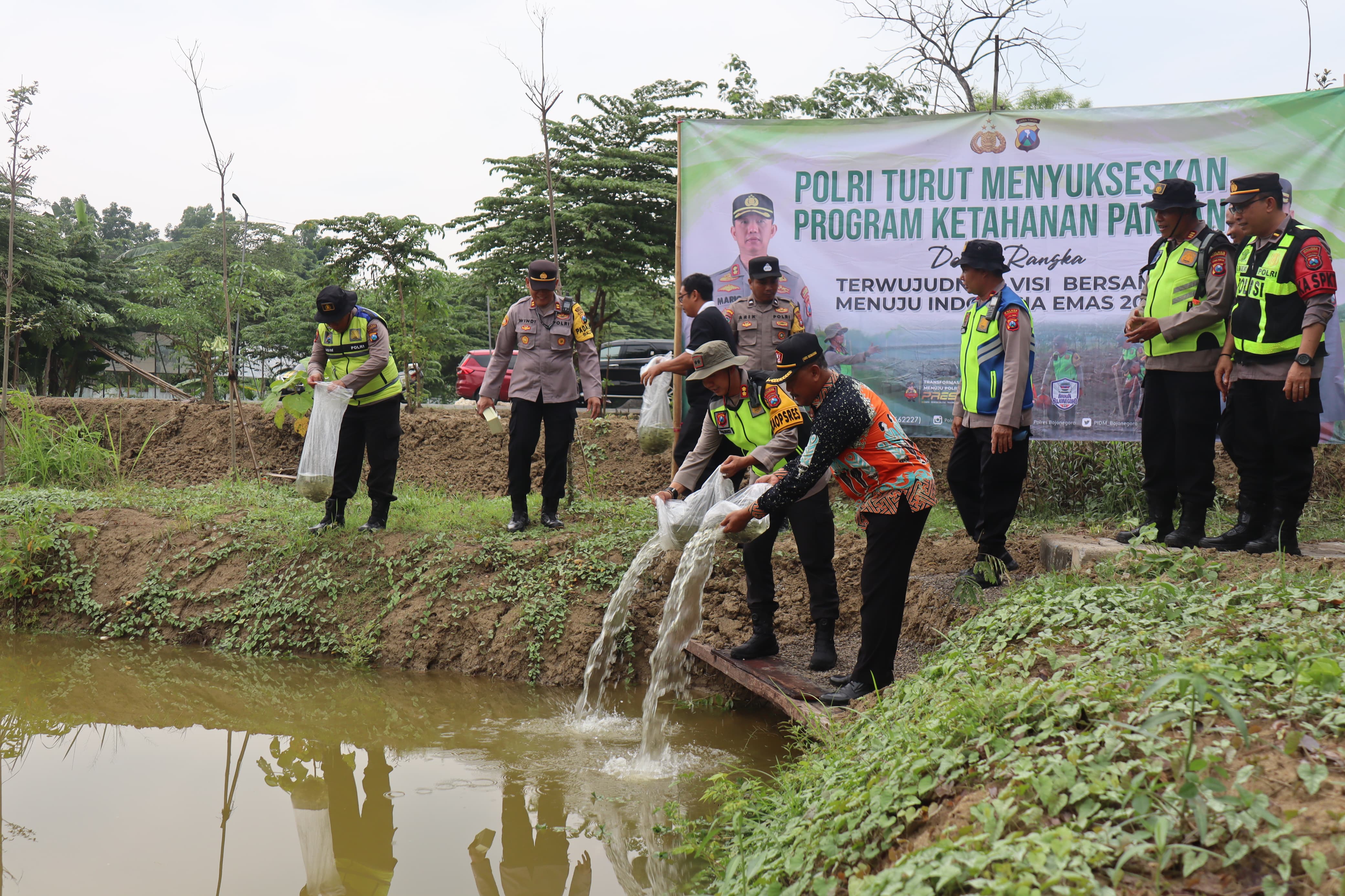 Dukung Ketahanan Pangan, Kapolres Bojonegoro Tabur Benih Ikan di Balen