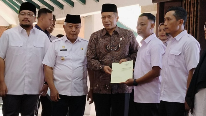 Wamenkop Serahkan SK Badan Hukum Koperasi Merah Putih: Malang Jadi Pelopor Percepatan Ekonomi Desa