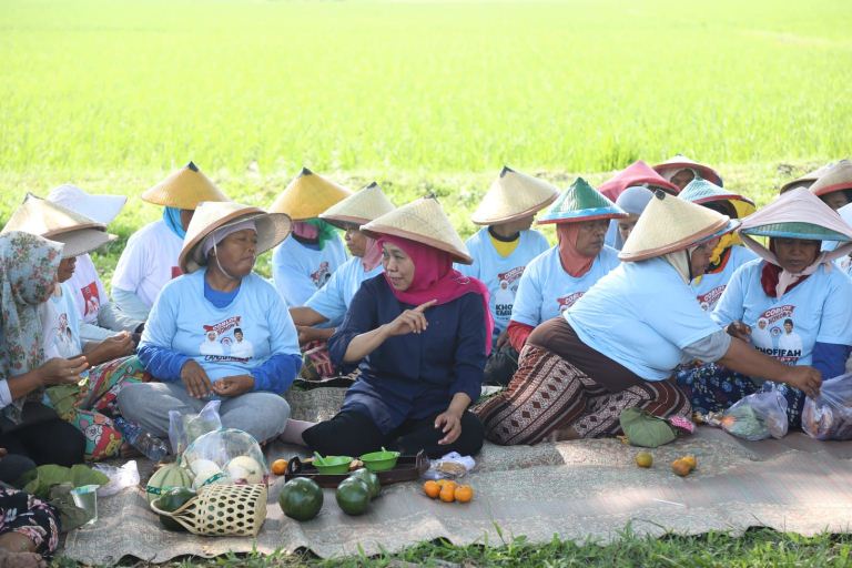 Khofifah Akrab dan Merakyat, Matun di Sawah dan Makan Bersama Petani