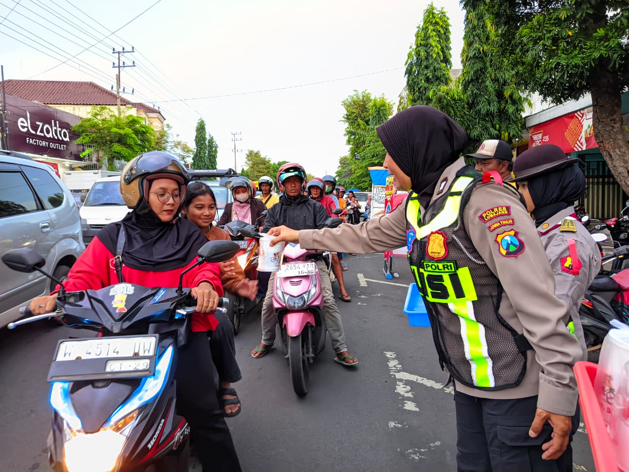 Ngabuburit Road Safety, Satlantas Polres Lumajang Guyur Pengendara dengan 500 Paket Takjil