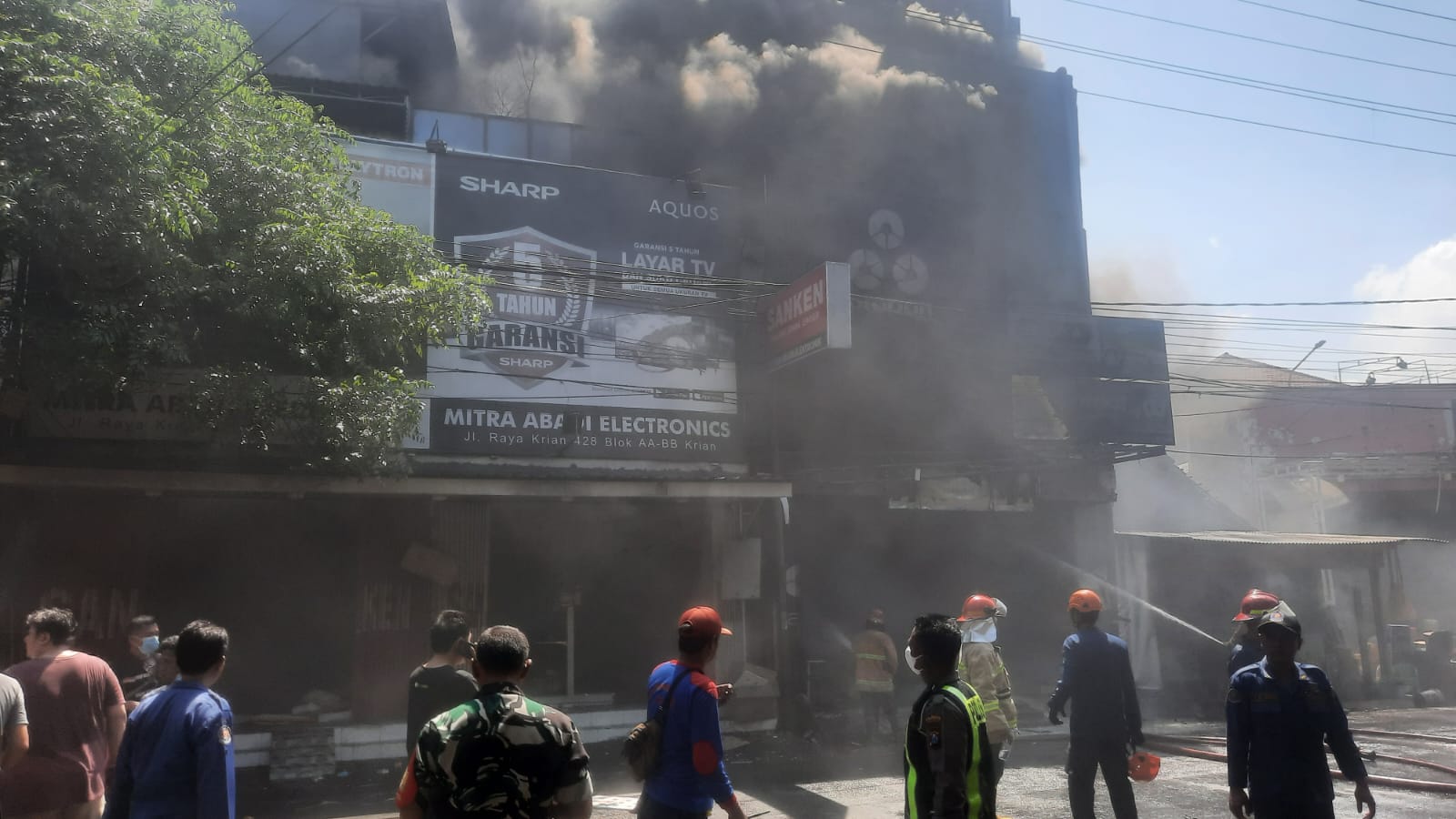 Toko Bangunan dan Elektronik Pasar Krian Terbakar, 2 Karyawan Luka-luka