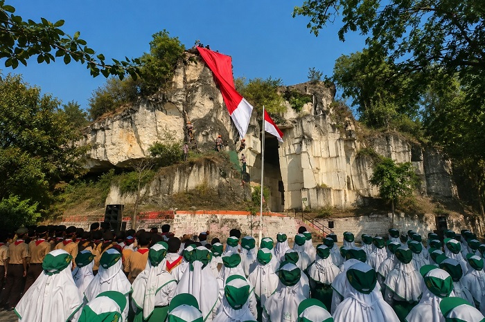 Kawasan Wisata Bukit Sekapuk Gresik Dibalut Bendera Merah Putih Raksasa