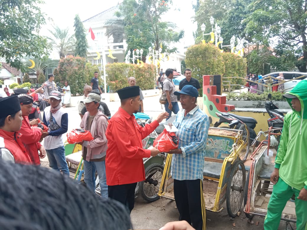 Ribuan Tukang Becak Terima Zakat Mal dari DPC PDI Perjuangan Sumenep