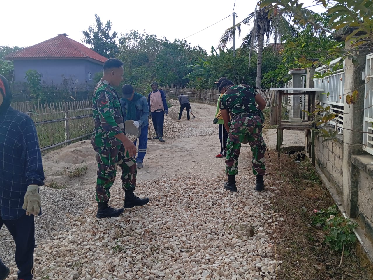 Satgas TMMD ke 121 Bersama Warga Gotong Royong Meratakan Timbunan Batu dan Pasir