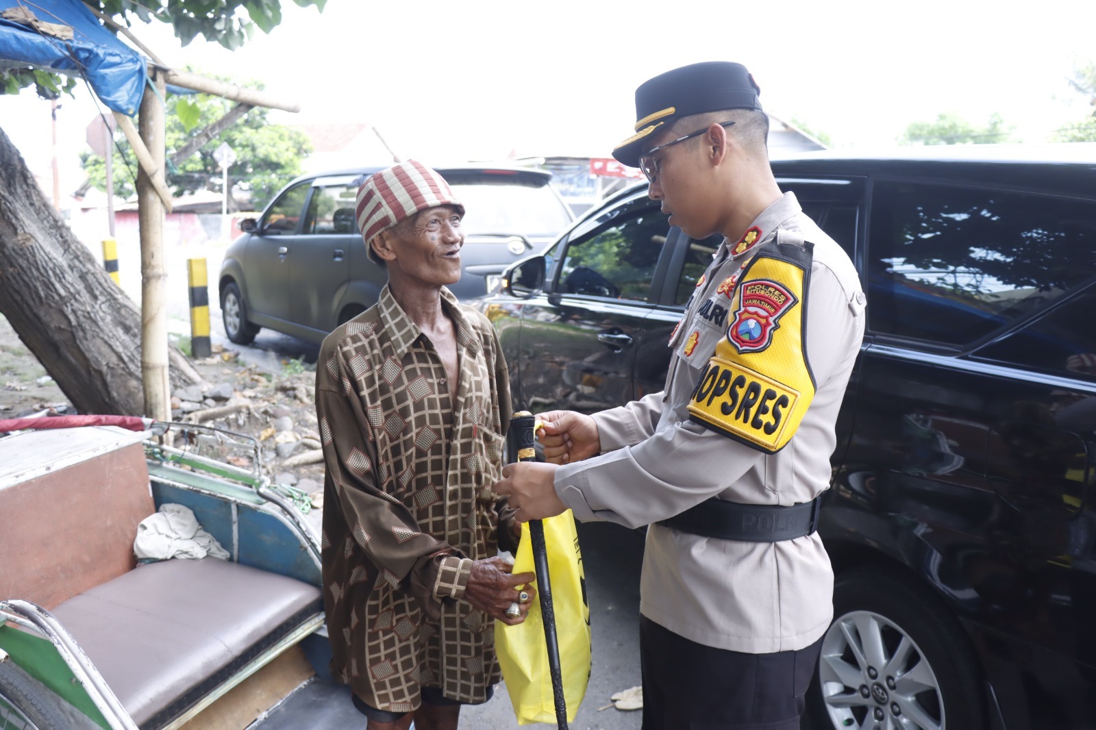 Kapolres Situbondo Bagikan Sembako ke Warga Tidak Mampu, Apresiasi Jaga Kamtibmas Selama Pemilu 2024