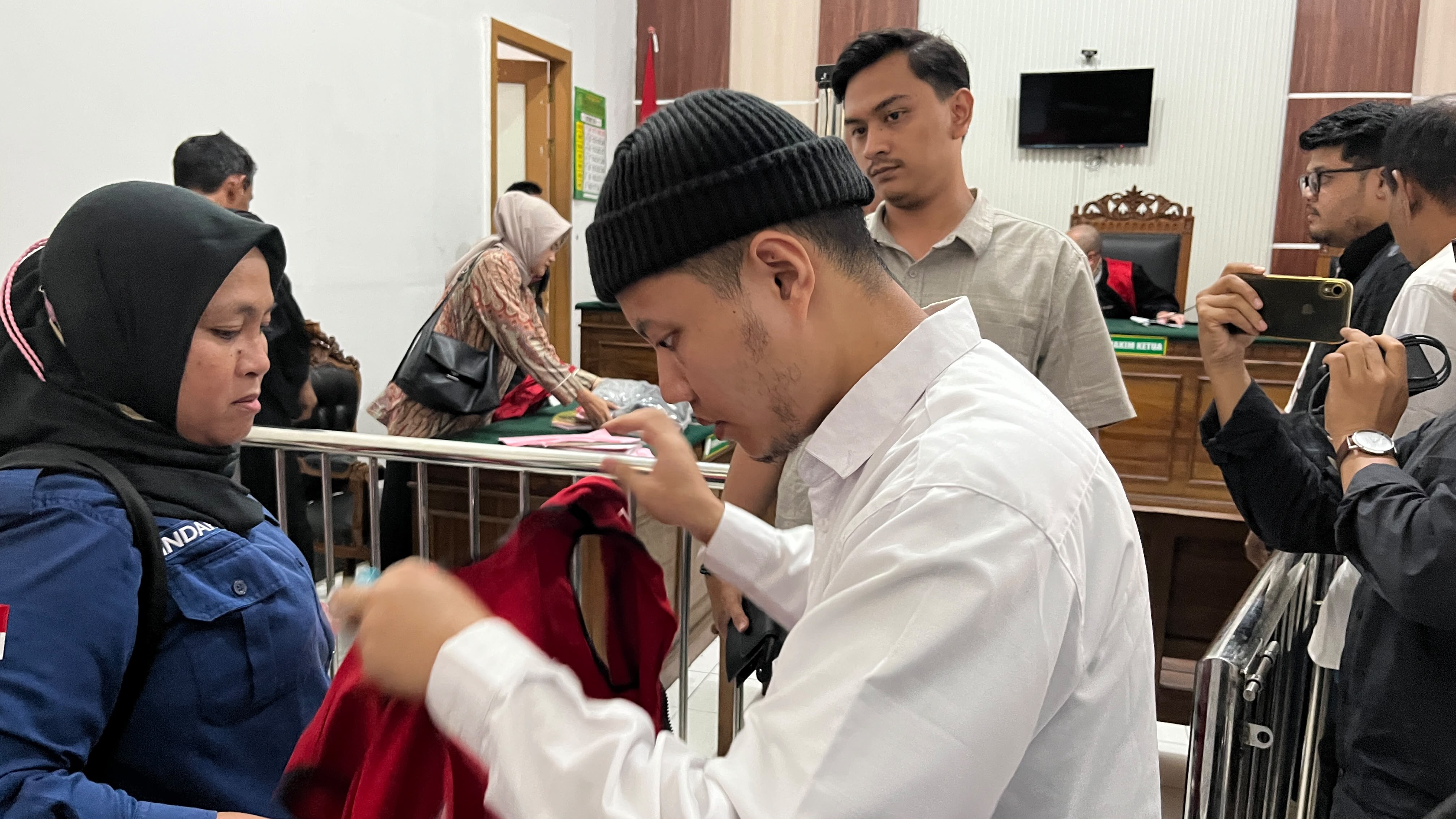 Bikin Malu, Pencuri Kursi Taman Pemkot Surabaya Dimarahi Hakim