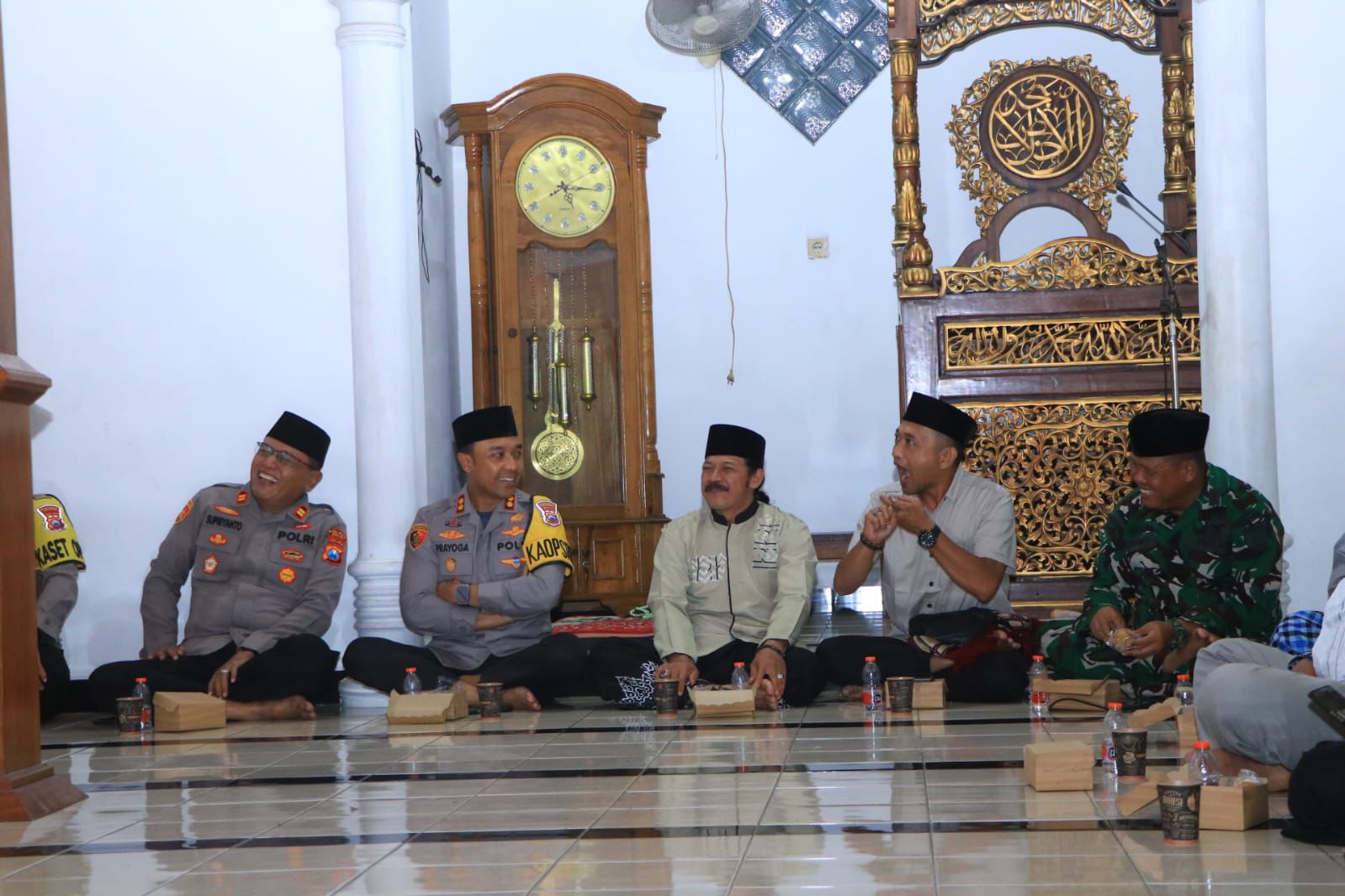 Bangun Komunikasi Harmonis, Kapolres Ngawi Subuhan Berjemaah di Karanganyar