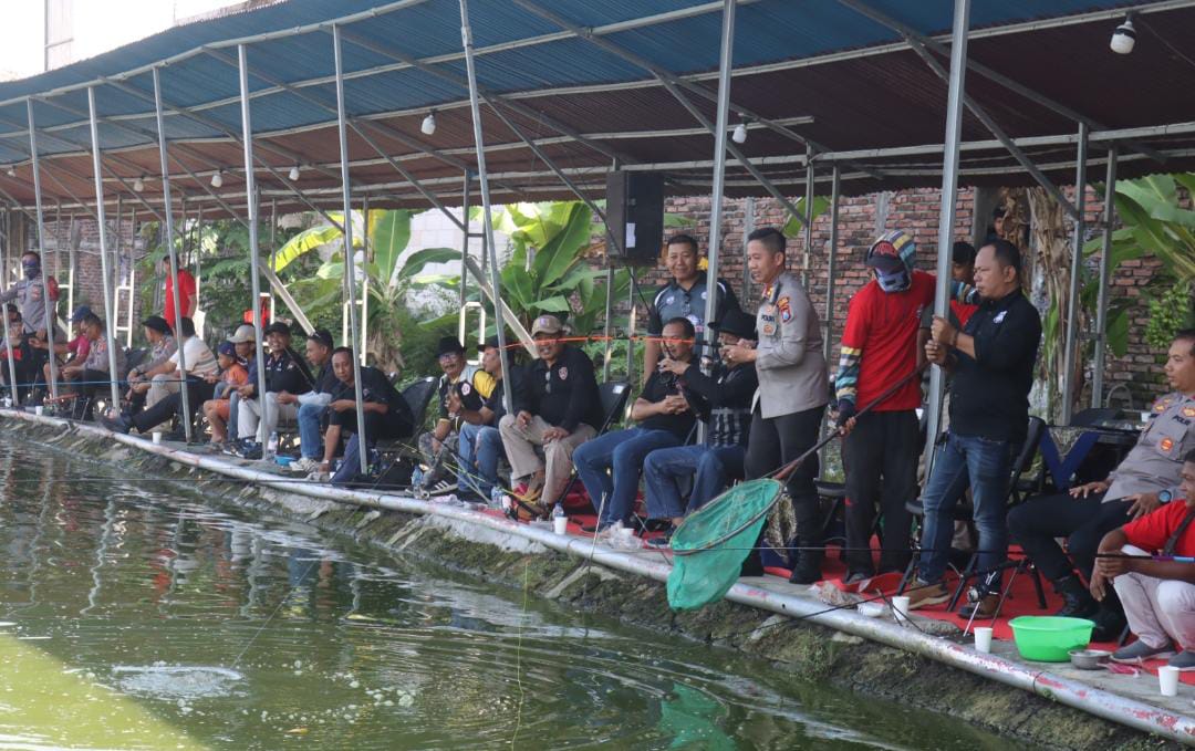 Jelang Suro, Kapolres Bojonegoro Mancing Bareng Pesilat