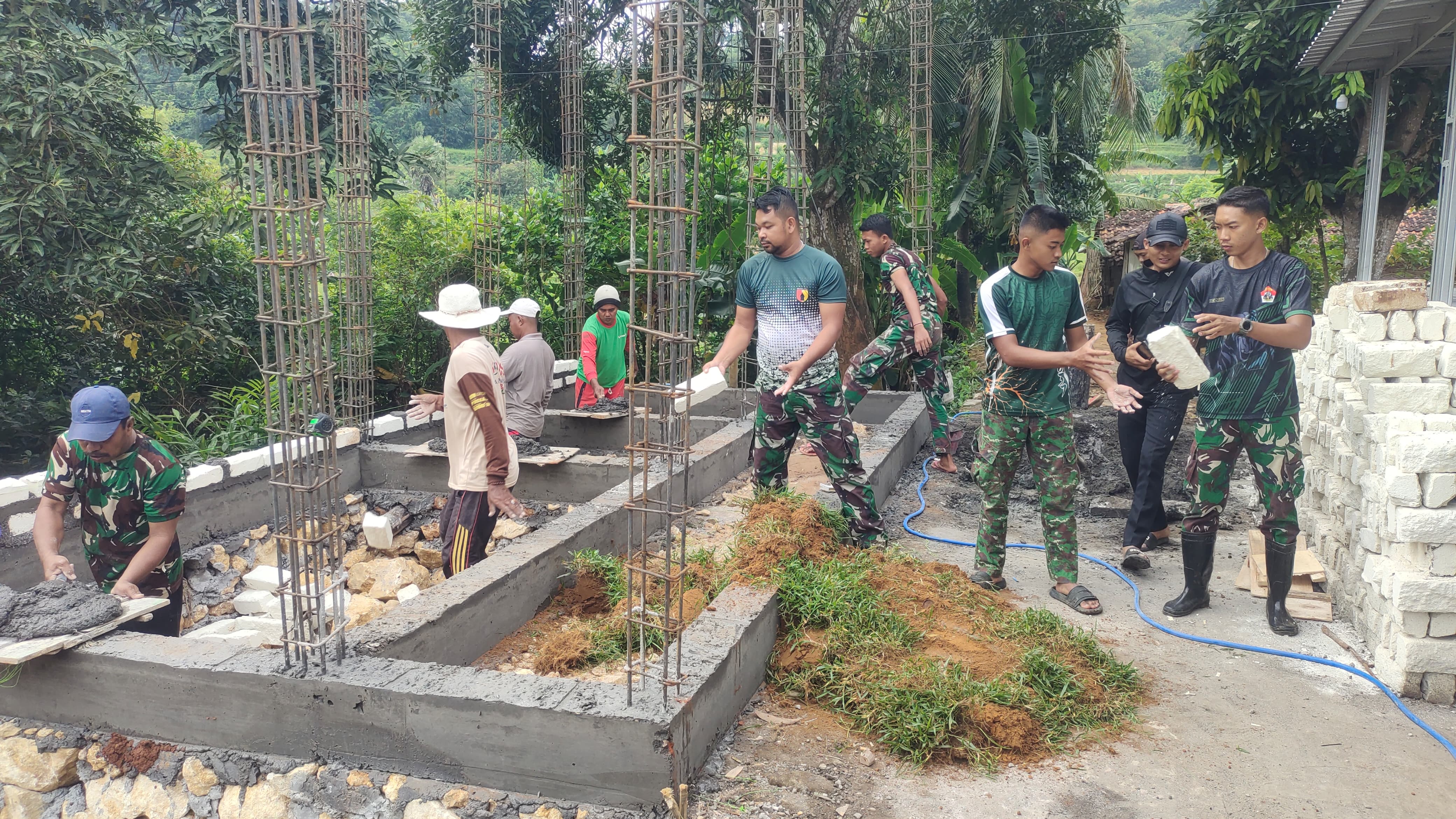 Satgas TMMD 127 Angkut Batu Bata, Percepat Pembangunan MWK Masjid Baiturrahman
